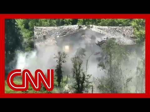 Video shows Ukrainian soldiers firing at holed up Russian fighters