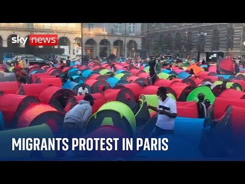 Paris: Police push migrant tent protest off Place du Palais square