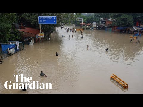 India: Delhi flooded after swollen river breaks through broken regulator