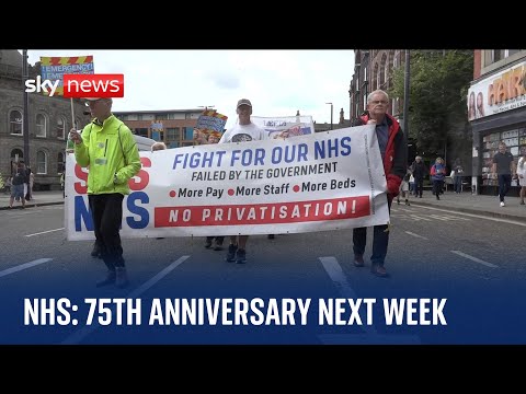 NHS: Hundreds of people joins health workers’ support rally in Leeds for better funding