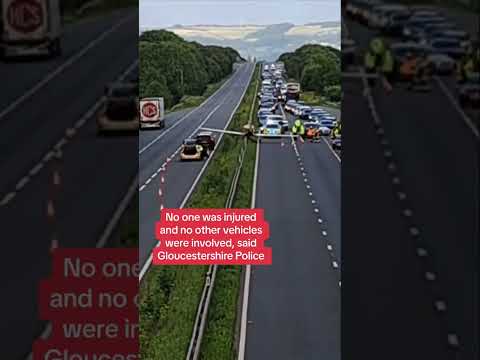 Light aircraft in emergency landing on A40