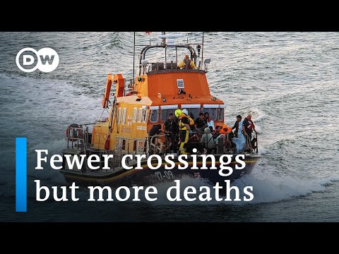 Migrant boat capsizes on English Channel | DW News