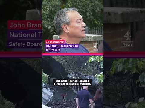 Pilots eject themselves before plane crash