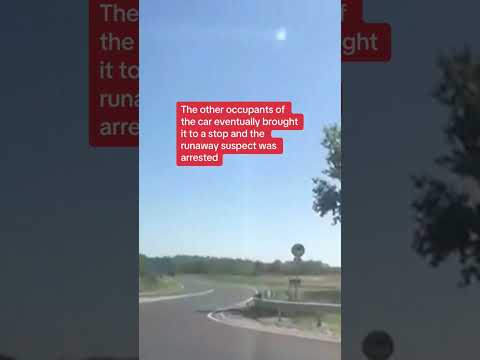 People smuggling suspect leaps from car