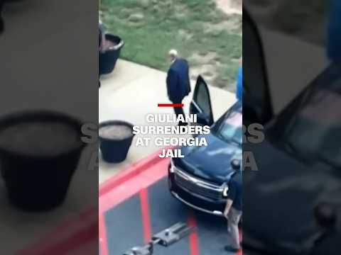 Giuliani surrenders at Georgia jail
