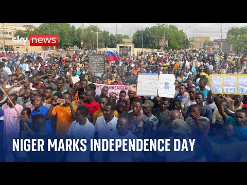 Niger: Anti-France protests in the capital as people wave Russian flags
