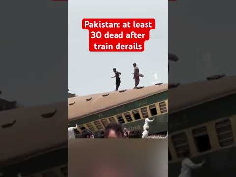Pakistan: at least 30 dead after train derails