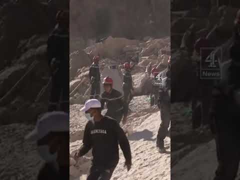 Rescuers and Journalists run to safety after tremor in Imi N’Tala