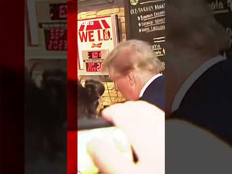 Donald Trump signed a woman’s top and gave out pizza as he visited a pub. #Shorts #Iowa #DonaldTrump