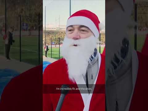 Thousands of Santas take part in festive run
