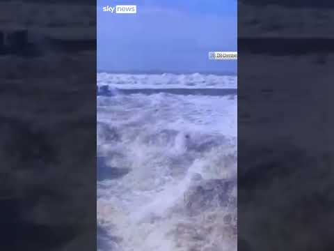 Huge wave sweeps away California beachgoers