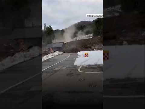 ‘Run!’: Moment of landslide escape