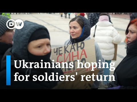 Ukraine: Soldiers’ wives and relatives hoping for a prisoner swap | DW News