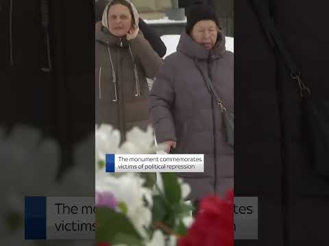 Russians lay flowers for Alexei Navalny