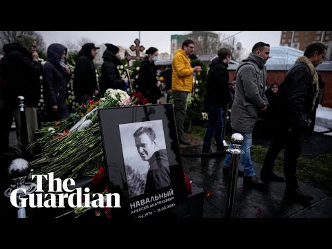 Navalny funeral: huge crowds pay tribute to Russian opposition leader