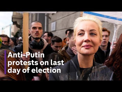Russia elections: Anti-Putin protests on final day of voting