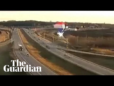Hot air balloon crashes next to a motorway in Minnesota