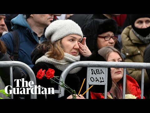 Hundreds gather for Alexei Navalny funeral amid heavy police presence