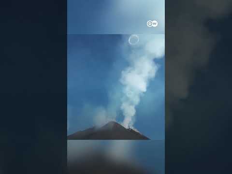 Italy’s Mount Etna has been blowing perfect smoke circles into the sky | DW News