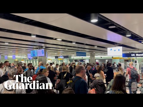 ‘Nothing ever works’: UK passengers delayed at airport passport control after e-gates fail
