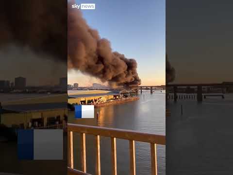 Thick smoke engulfs Vancouver bridge