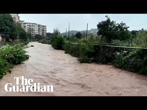 Heavy rains flood streets and trap hundreds in China