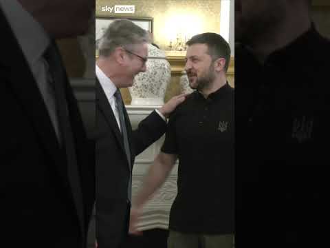 Starmer hugs Zelenskyy in NATO meeting