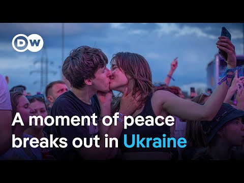 Ukraine: Music festival goes ahead as largest gathering since war began takes place | DW News