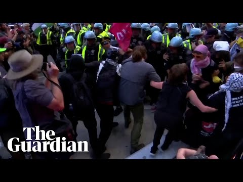 Protesters clash with police outside Israeli consulate in Chicago