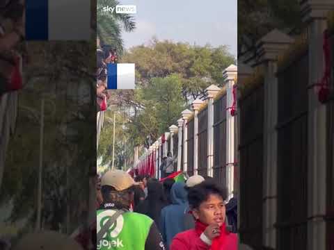 Indonesian protesters try to storm parliament amid vote on controversial electoral law