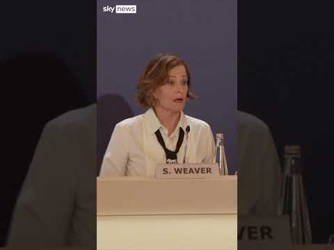 ‘Alien’ star emotional about Kamala Harris