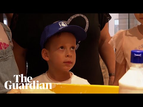 Four-year-old who toppled bronze age jar welcomed back to Israeli museum