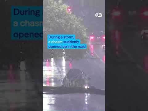 Car falls into sinkhole while driving in Argentina | DW News