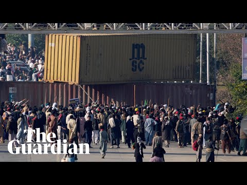 Clashes in Pakistan as thousands march on capital demanding Imran Khan release