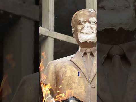 Syrian rebel fighters set fire to tomb of Assad’s father | DW News