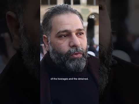 Thousands of Syrians gather at Damascus’ iconic Umayyad Mosque | DW News.