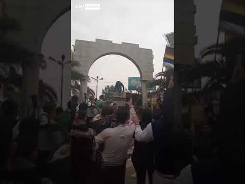 Damascus: Protesters topple statue
