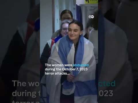Freed Israeli hostages cry as they hug loved ones for the first time | DW News