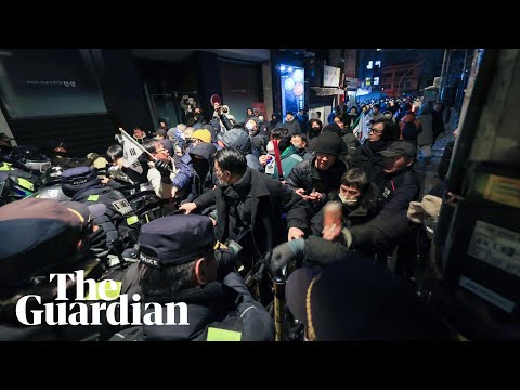 Supporters of Yoon Suk Yeol storm court in Seoul after detention hearing