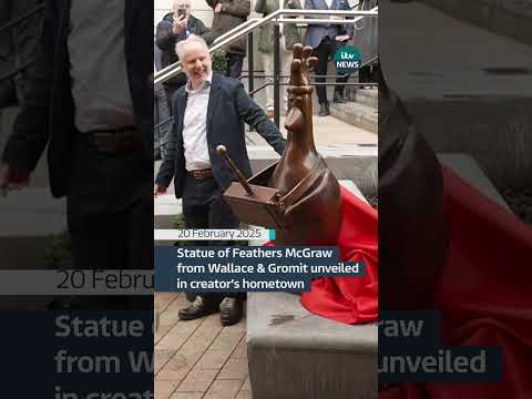 Statue of Wallace & Gromit’s Feathers McGraw unveiled in Preston #wallaceandgromit #feathersmcgraw