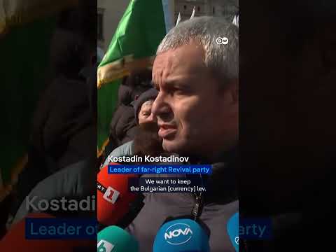 Bulgarian nationalists clash over euro adoption | DW News