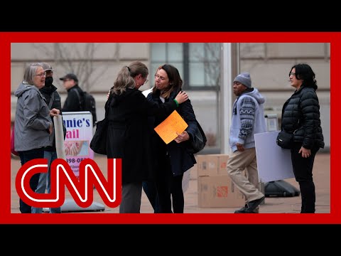Federal workers given 15 minutes pack up, leave office