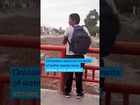 Heavy rains trigger flash flood in Peru | DW News