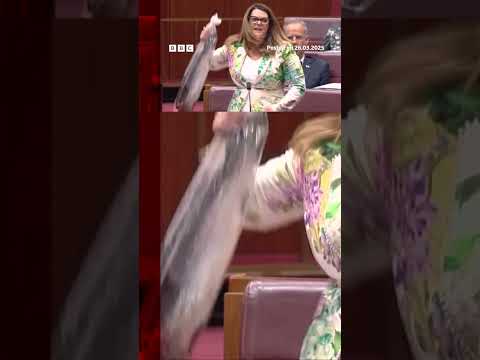 Australian senator holds dead fish in parliament. #Australia #BBCNews