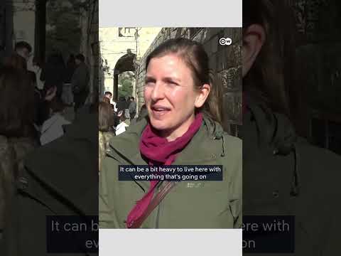 Thousands of worshippers march across the Mount of Olives on Palm Sunday | DW News