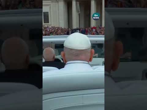 Pope meets with JD Vance before waving to pilgrims from popemobile #itvnews