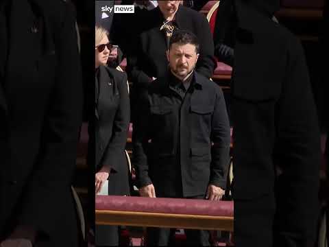 Applause breaks out as Zelenskyy arrives