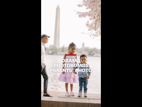 Obama photobombs parents’ photo