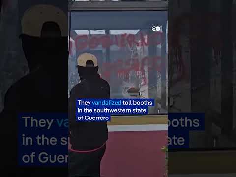 Mexico: Students destroy highway toll booths over killing of environmental activist | DW News