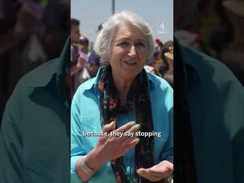 Hundreds of Israelis protest at Gaza crossing